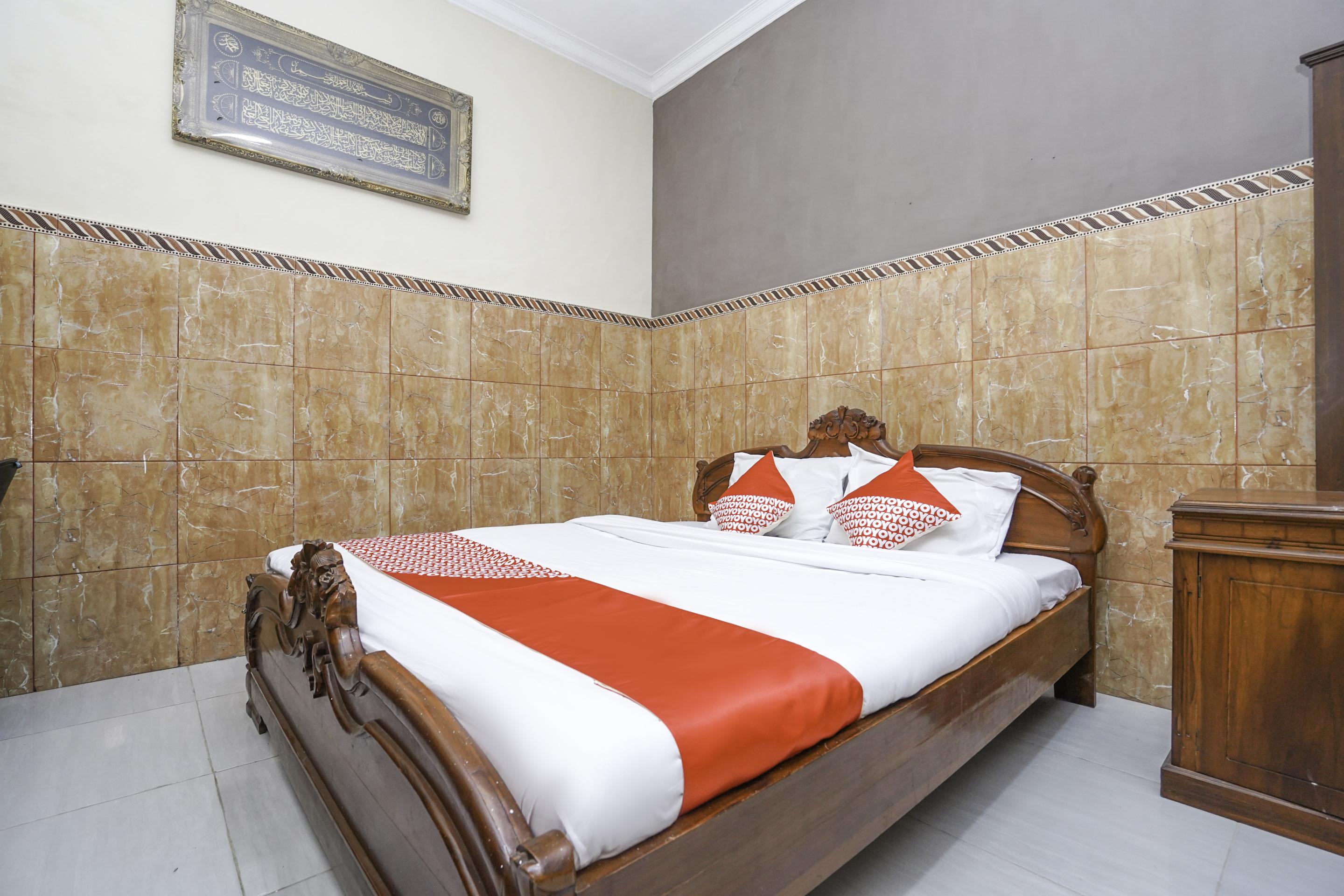 Oyo 2715 Hotel Madinah Syariah Pamekasan Exteriör bild