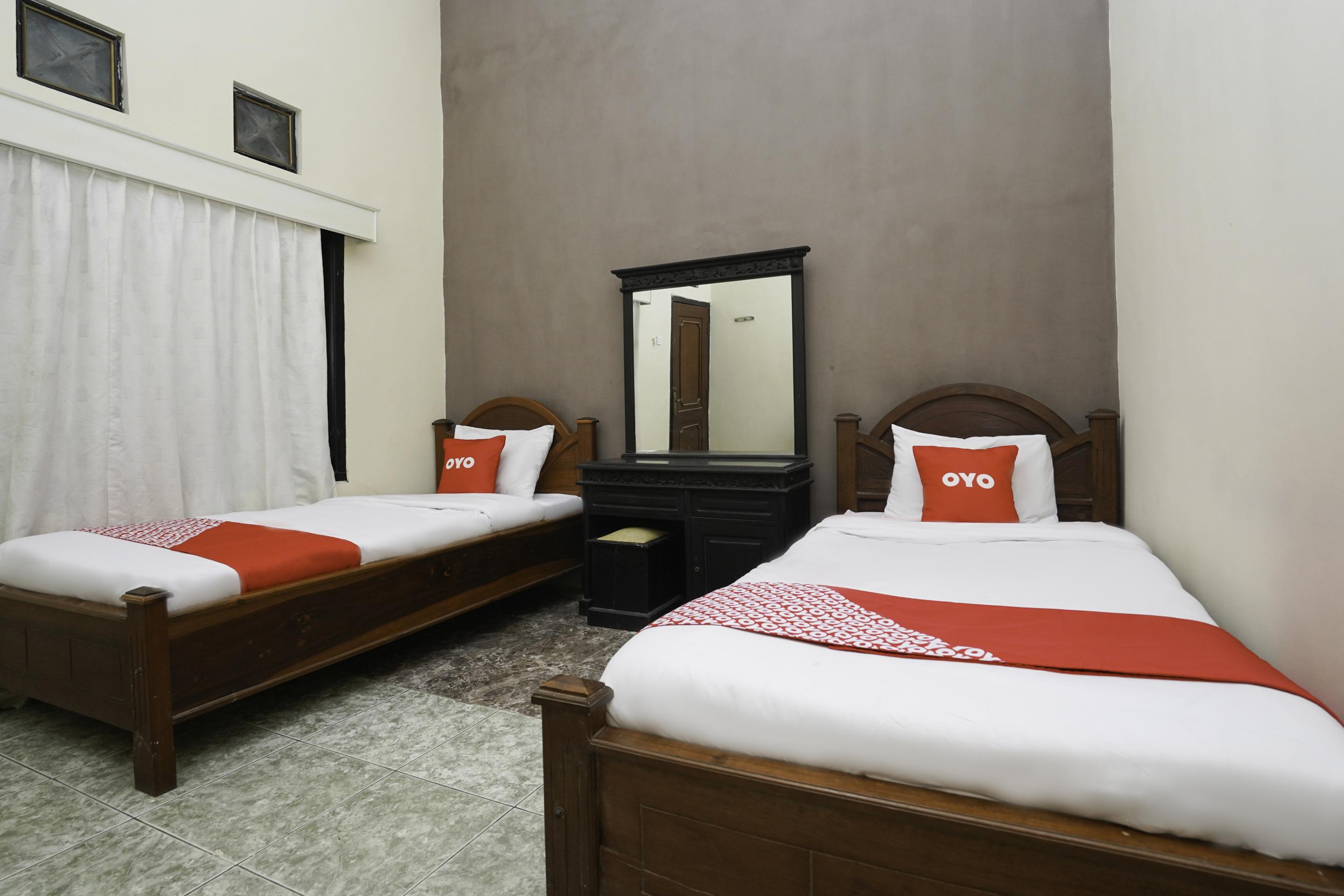 Oyo 2715 Hotel Madinah Syariah Pamekasan Exteriör bild