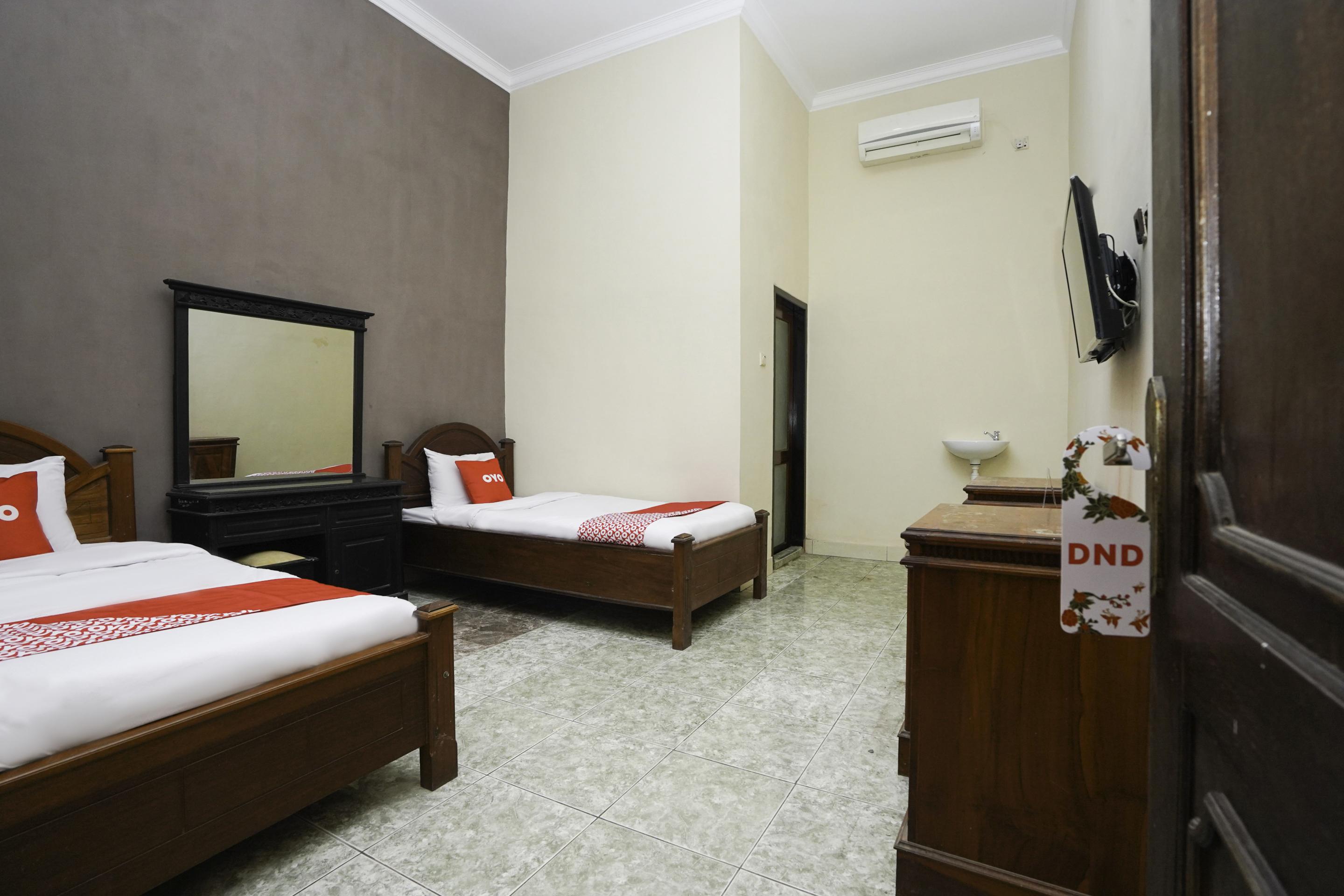 Oyo 2715 Hotel Madinah Syariah Pamekasan Exteriör bild