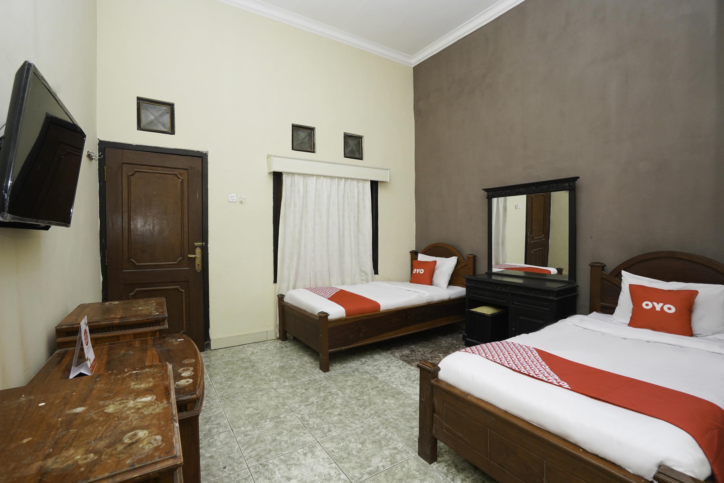 Oyo 2715 Hotel Madinah Syariah Pamekasan Exteriör bild
