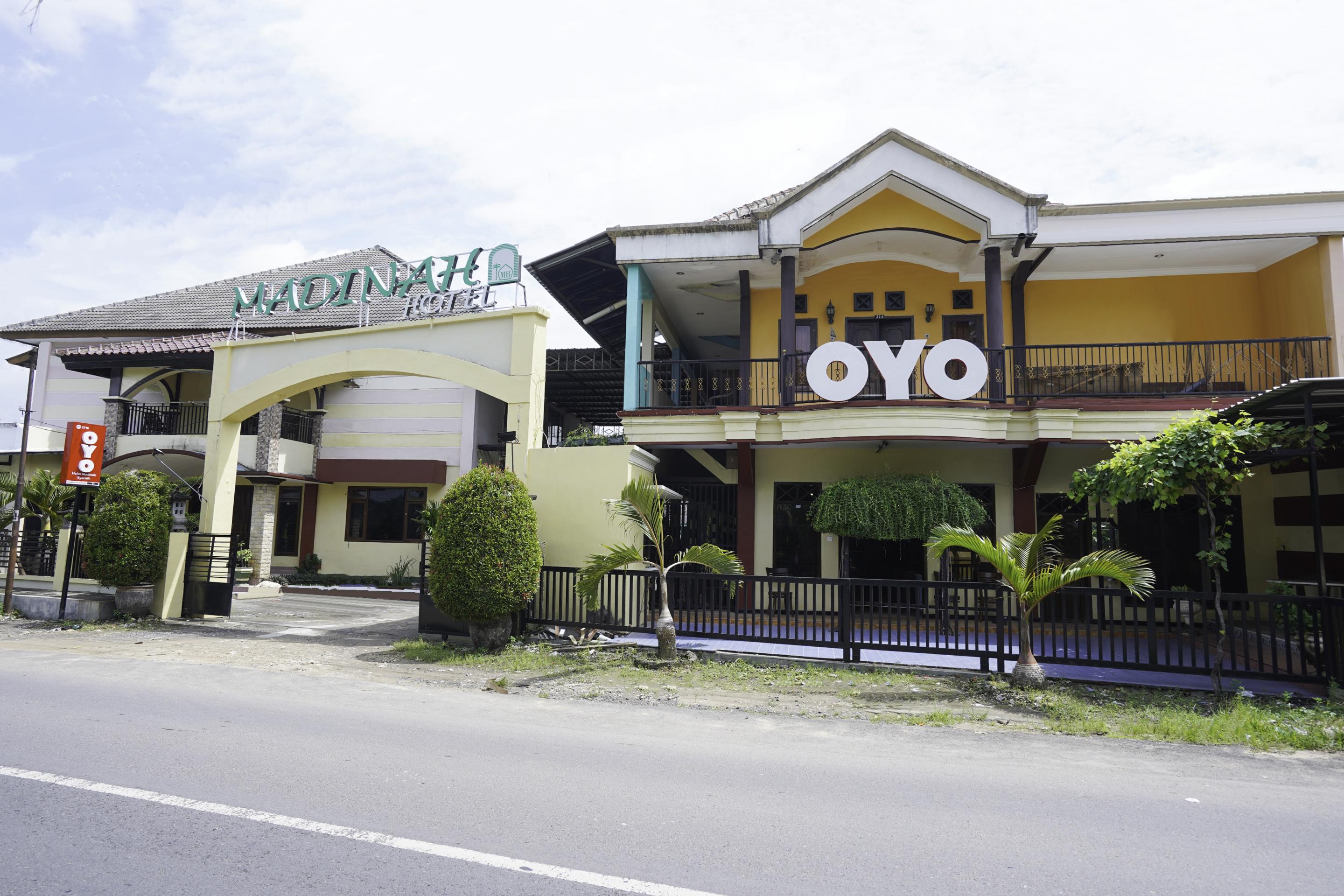Oyo 2715 Hotel Madinah Syariah Pamekasan Exteriör bild